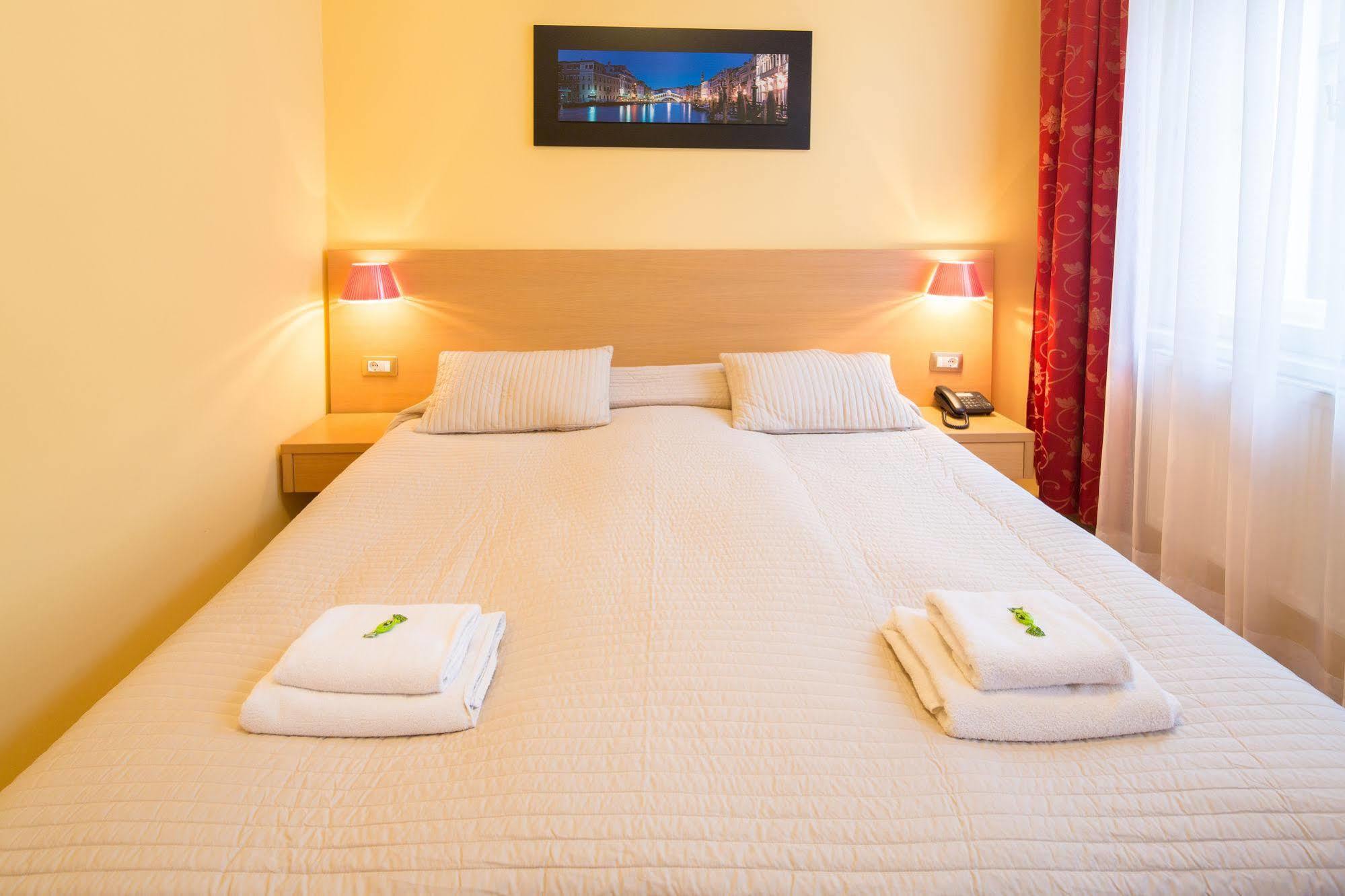 City Lounge Hotel Прага Экстерьер фото